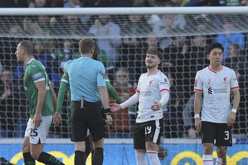 BB体育-转折点！塞维利亚防线松动，足总杯关键时刻攻防权衡，悬念犹存，更衣室氛围转暖-BB体育